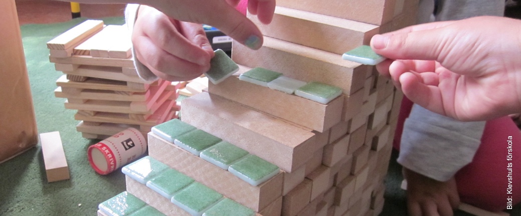 Klevshults händer, mosaik, trappa, bild 1.jpg